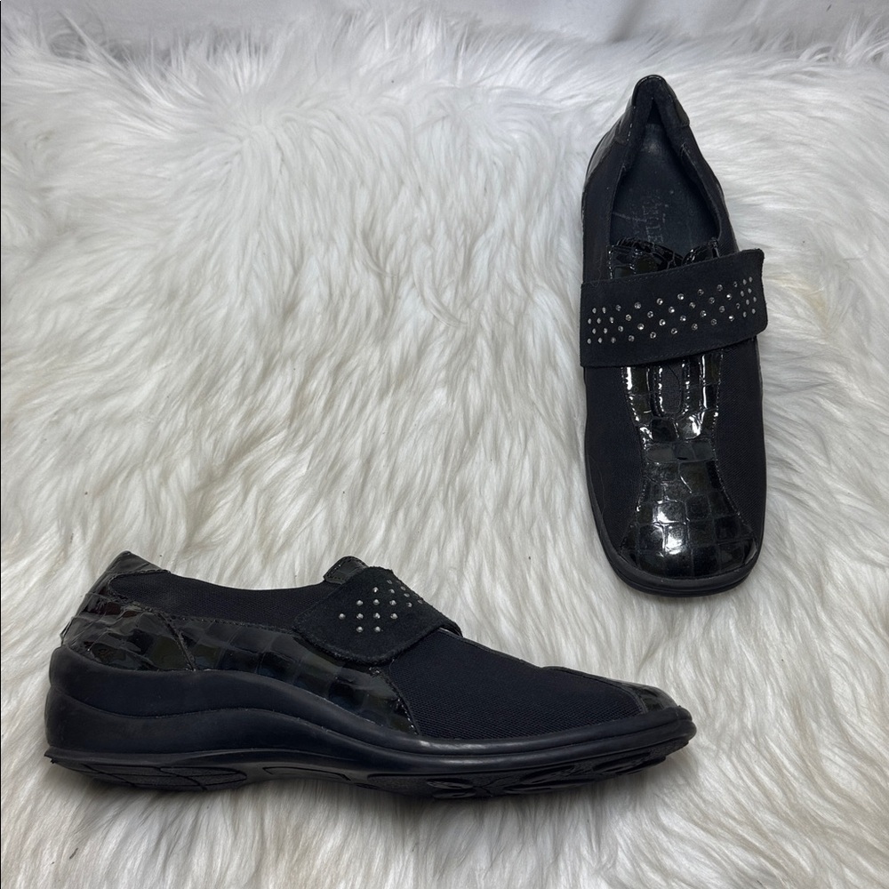 Helle Comfort Black Tornado Embossed Svarokozy Studded Flats Sz 39/9